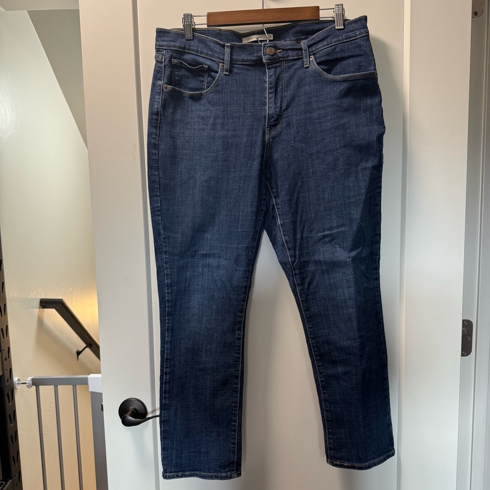 Levis Classic Straight Jean Dark Wash Mid Rise 31x28 PETITE